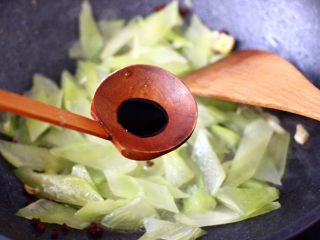 9、桃花蛸爆莴苣,这个时候锅中放入莴苣片，大火快速翻炒均匀后，加入生抽。