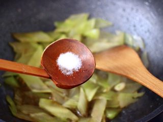 10、桃花蛸爆莴苣,再根据个人口味，加入适量的盐调味。