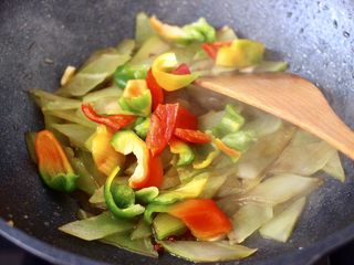 12、桃花蛸爆莴苣,大火继续快速翻炒片刻，加入彩椒片。