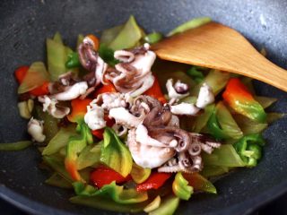 13、桃花蛸爆莴苣,加入焯过水的桃花蛸。