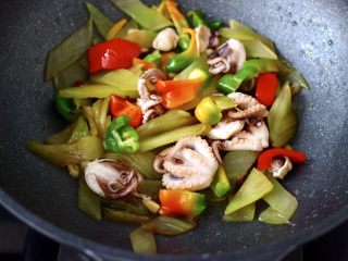 14、桃花蛸爆莴苣,大火快速翻炒均匀后，即可关火。