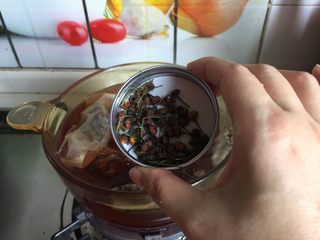 4、水果花茶,加入适量的胎菊