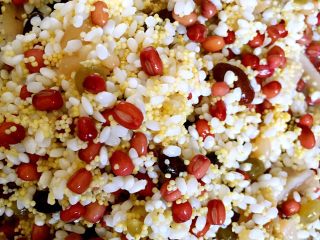 2、五谷杂粮八宝粽,糯米，小米，红豆洗净，浸泡24小时。