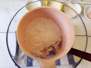 2、创意中秋^_^巧克力奶黄月饼,过筛低筋面粉