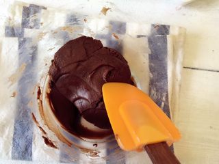 3、创意中秋^_^巧克力奶黄月饼,用刮刀拌成光滑的面团，冰箱冷藏30分钟，备用