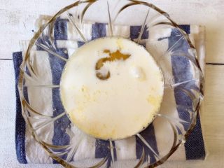 4、创意中秋^_^巧克力奶黄月饼,再加入牛奶和淡奶油