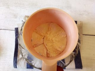 5、创意中秋^_^巧克力奶黄月饼,过筛中筋面粉，玉米淀粉和奶粉