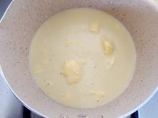 6、创意中秋^_^巧克力奶黄月饼,搅拌均匀后加入无盐黄油，倒入小奶锅