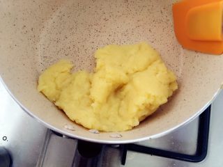 7、创意中秋^_^巧克力奶黄月饼,小火加热，边加热边搅拌，熬成奶黄馅