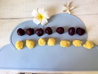 8、创意中秋^_^巧克力奶黄月饼,分别把巧克力外皮和奶黄馅分成20g每个