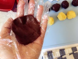 9、创意中秋^_^巧克力奶黄月饼,带一次性手套，先把巧克力外皮压成圆片