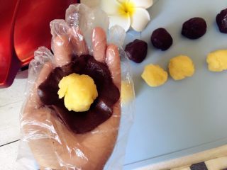 10、创意中秋^_^巧克力奶黄月饼,再包入奶黄馅