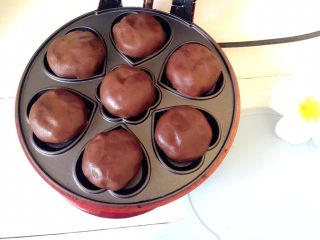 11、创意中秋^_^巧克力奶黄月饼,完成后，放入预热好的蛋糕机，心形烤盘里，高温烘烤2分钟即可