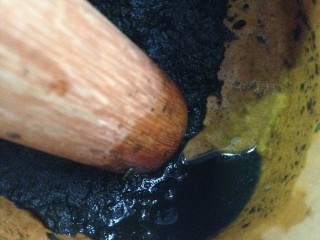 3、薄荷青团,薄荷要捣到粘糊状成薄荷泥，汁水不多。