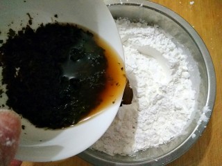 4、薄荷青团,在捣好的薄荷泥中加入适量热水，少量多次加入混合好的粉中（糯米粉150g,粳米粉75g，按2:1的比例混合好）。加水量要根据自己所用的糯米粉的吸水量适当的添加。