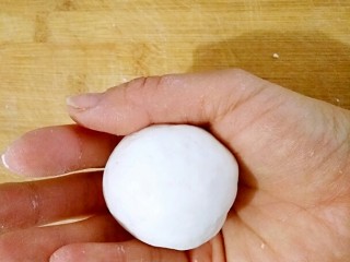 6、薄荷青团,取30g糯米粉和15g粳米粉混合后，用热水和成白色的面团放保鲜袋中备用。