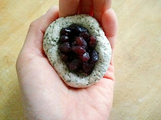 7、薄荷青团,取40g左右薄荷面团，按个窝，捏扁，在中间填上自己喜欢的馅料，我用了蜜豆馅。