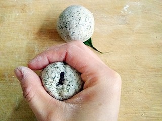 8、薄荷青团,借助虎口，用手慢慢揉捏封口，轻轻搓好团圆。注意不要用力过大，避免将馅与面团揉烂混合在一起。