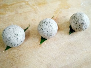 9、薄荷青团,搓好的青团放在丑桔叶上。（家里有粽叶的放粽叶上，我家小朋友正好在吃丑桔，我就用了洗净的丑桔叶）