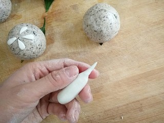 10、薄荷青团,用和好的白色面团搓成瓜子状做青团上面的装饰花。