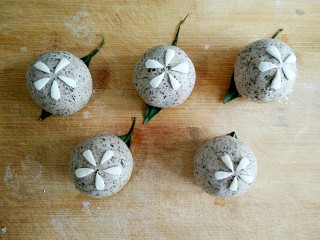 11、薄荷青团,装饰好的青团。