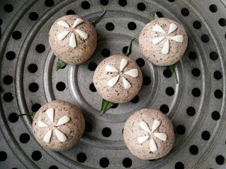 12、薄荷青团,上锅隔水蒸，大火开锅后转中火15-20分钟即可。