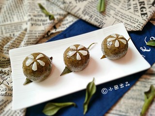 13、薄荷青团,做的不多，一顿就吃完了，所以上锅前，出锅后都没有给青团刷油。如果做的多，一顿吃不完，出锅后趁热刷一层薄薄的橄榄油，然后包裹保鲜膜保存，避免青团皮干硬。