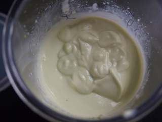 5、奇亚籽双色酸奶木糠杯,用搅拌棒高速打1分钟，让牛油果和酸奶充分融合