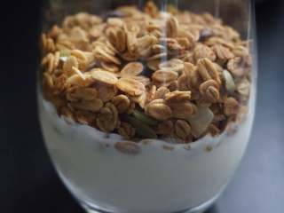 10、奇亚籽双色酸奶木糠杯,然后在酸奶上铺上30g麦片