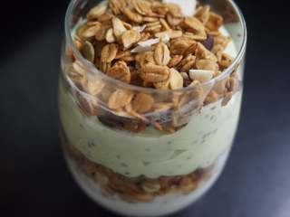 12、奇亚籽双色酸奶木糠杯,最后将剩余的麦片铺上奇亚籽牛油果酸奶上面