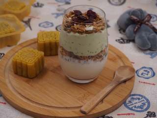 14、奇亚籽双色酸奶木糠杯,配上两块自制的月饼，一份早餐就搞定了。