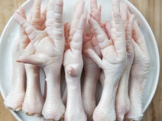 1、入口即化的韩式辣鸡爪,鸡爪用清水洗净。