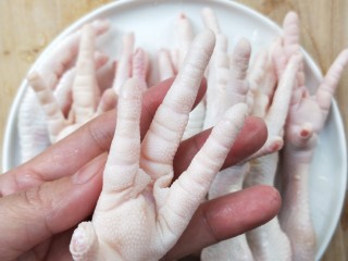 2、入口即化的韩式辣鸡爪,剪去指甲。