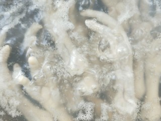 3、入口即化的韩式辣鸡爪,煮沸转小火????煮60分钟。