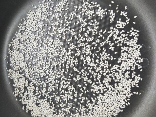 4、入口即化的韩式辣鸡爪,白芝麻放不粘锅中炒熟炒香。