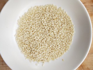 5、入口即化的韩式辣鸡爪,颜色变黄就可以盛出备用。