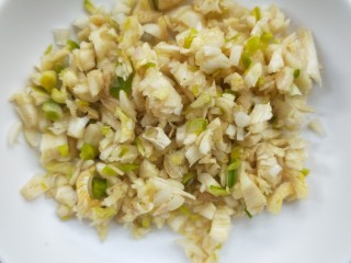 6、入口即化的韩式辣鸡爪,准备蒜末。