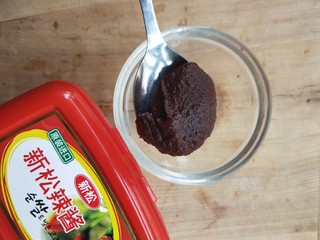 7、入口即化的韩式辣鸡爪,准备一个小碗,放韩式辣酱两勺。