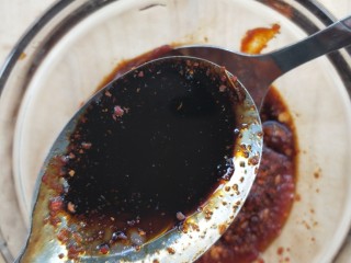 11、入口即化的韩式辣鸡爪,老抽半勺。