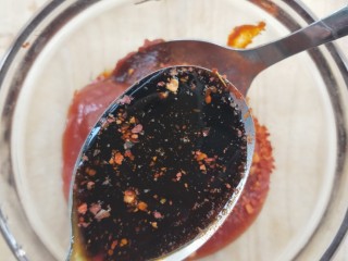 10、入口即化的韩式辣鸡爪,生抽两勺。