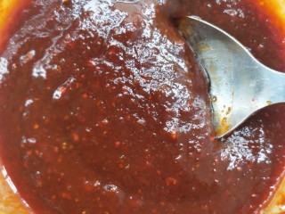 13、入口即化的韩式辣鸡爪,混合搅拌均匀,备用。