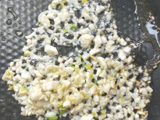 15、入口即化的韩式辣鸡爪,不粘锅放油,放蒜末,小火????煸炒。