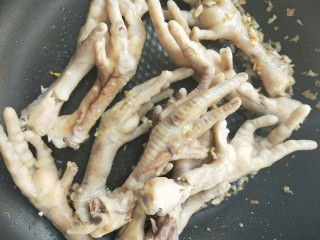 16、入口即化的韩式辣鸡爪,放入鸡爪翻炒一下。