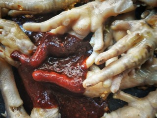 17、入口即化的韩式辣鸡爪,倒入步骤14的碗汁。