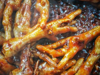 18、入口即化的韩式辣鸡爪,翻炒3分钟。
