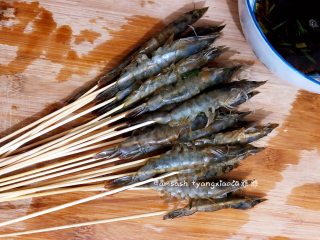 7、意大利风味烤虾,然后把虾逐一全部串好