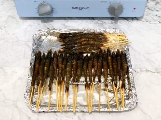 8、意大利风味烤虾,把串好的虾都摆放在烤盘中