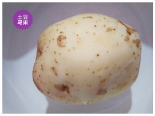 1、土豆鸟巢,鲜土豆去皮清洗。