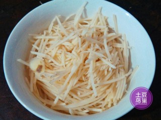 2、土豆鸟巢,切丝或借助工具得到土豆丝。