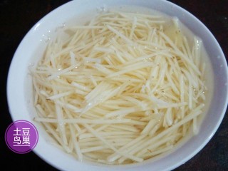 3、土豆鸟巢,土豆丝侵泡清水，去除其中淀粉。
